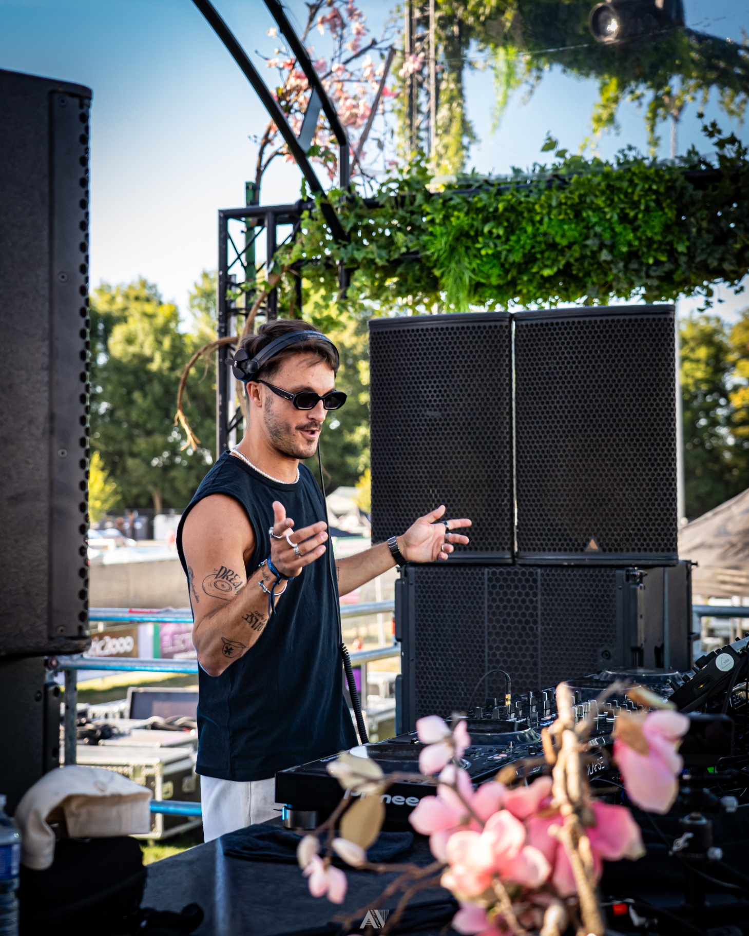 DJ aux platines à Electrolapse Festival